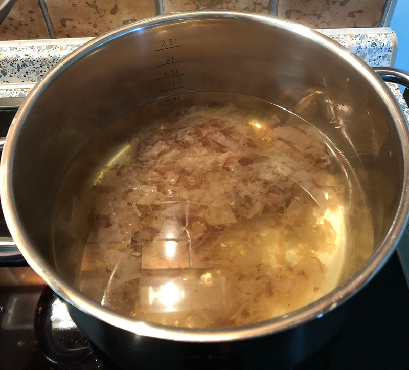 Katsuobushi in kombu dashi